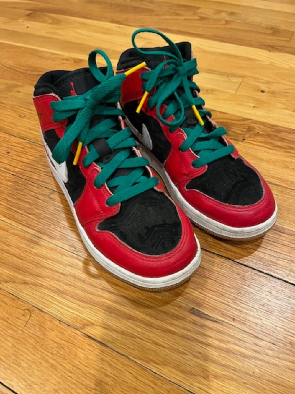 Air Jordan 1 Mid SE 'Christmas 2022' Edition - Kids Size 4Y - Picture 2 of 11